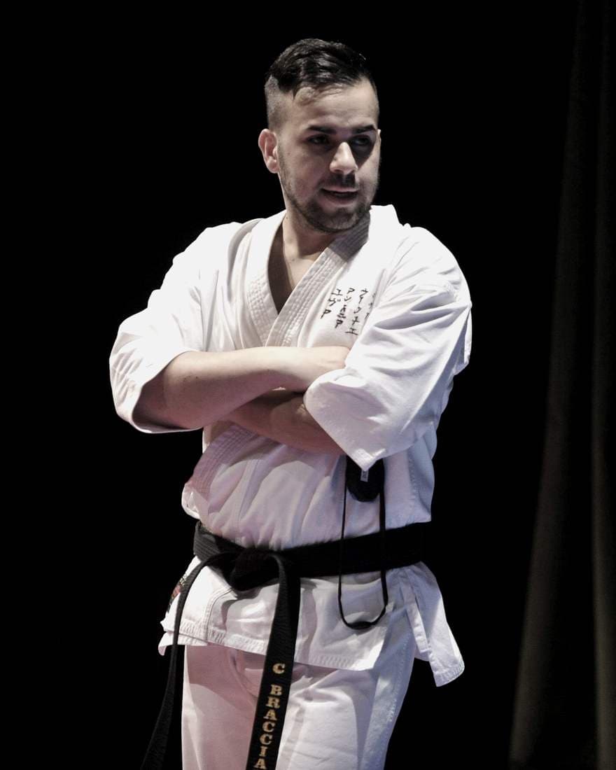 Ciro Bracciante in karategi, cintura nera, braccia incrociate