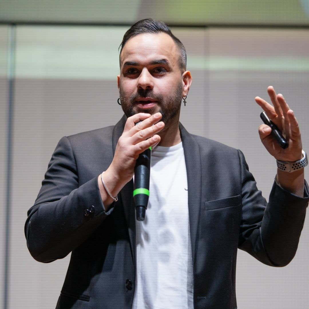 Ciro Bracciante sul palco di un evento, microfono in mano